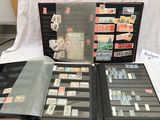beaucoup de timbres dans une boîte posée sur la table