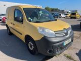 La camionnette jaune est garée sur un parking, à côté d'autres voitures.
