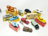 un grand nombre de petites voitures posées sur une table