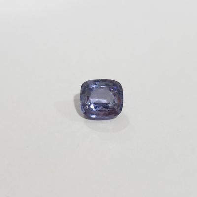 un saphir bleu carré sur un fond blanc