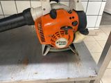 a chainsaw that is sitting on a shelf in a room