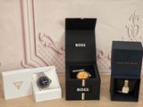 deux montres et une montre dans une boîte posée sur une table