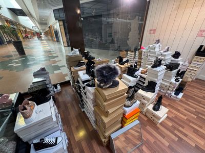 une pièce remplie d'une multitude de chaussures et de cartons