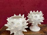 deux vases blancs posés sur une table en bois
