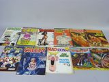 une pile de bandes dessinées posée sur une table