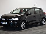 la photo d'une petite voiture noire garée dans une pièce