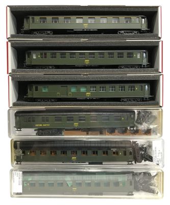Plusieurs trains miniatures sont empilés dans une vitrine.