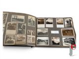 un livre ouvert sur lequel sont posées plusieurs vieilles photos