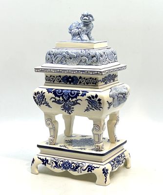 une boîte en porcelaine bleue et blanche surmontée d'un lion
