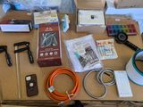une table sur laquelle se trouvent plusieurs objets