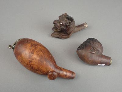 trois figurines d'animaux en bois posées sur une table