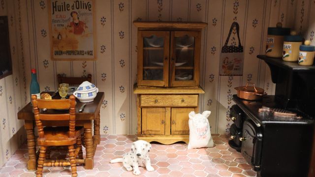Diorama. Composition miniature, dans une vitrine en bois, vitre e...