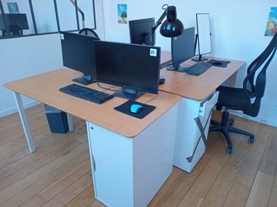 un bureau d'ordinateur équipé de deux écrans et d'un clavier