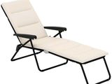 La chaise longue est blanche et possède une structure noire