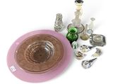une assiette rose sur laquelle sont posés un bol et des couverts