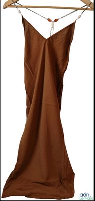 une robe marron suspendue à un cintre en bois