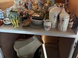 une table sur laquelle se trouvent beaucoup de plats et de tasses