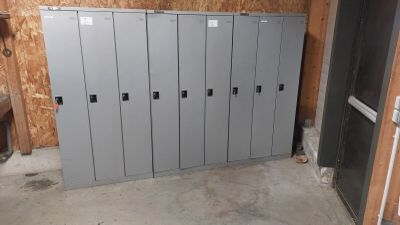 une pièce où se trouvent plusieurs casiers
