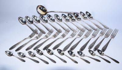 de nombreuses cuillères et fourchettes disposées en forme de cœur