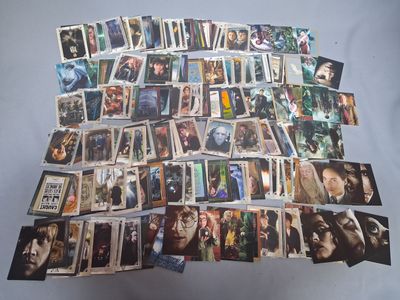un lot de cartes posées sur une table