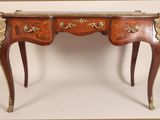 une image représentant une petite table avec un plateau en marbre et deux tiroirs