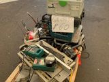 un tas d'outils posés sur une palette dans un entrepôt
