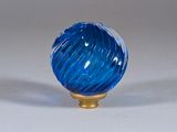 une boule de verre bleue posée sur un socle doré