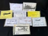 de nombreux types d'avions différents sur une surface noire