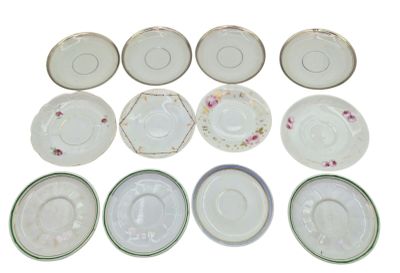 de nombreuses assiettes posées sur une surface blanche