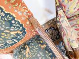 un gros plan sur une chaise et un tapis posé au sol