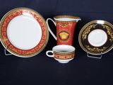 trois types différents d'assiettes et de tasses en porcelaine sur fond noir