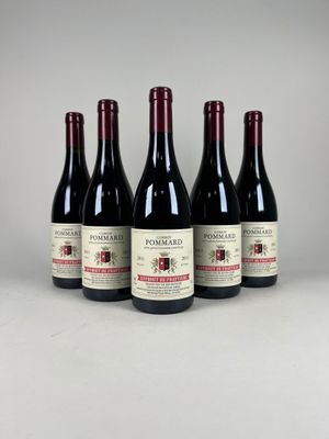 quatre bouteilles de vin sont alignées sur une table
