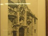 dessin encadré représentant un bâtiment sur la façade duquel figure une horloge