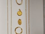 de nombreux colliers et bracelets en or exposés