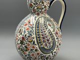 un gros plan d'un vase posé sur une table, sur fond gris