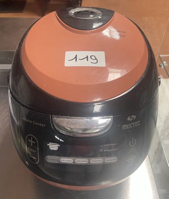 un cuiseur à riz orange et noir exposé dans une vitrine