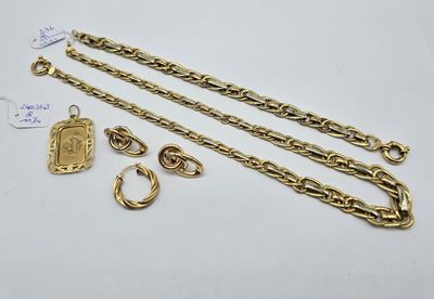 une collection de chaînes et de fermoirs en or