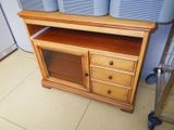 une armoire en bois sur laquelle sont posés deux pots bleus