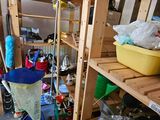 une pièce encombrée et dotée de nombreuses étagères