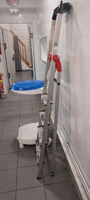 Escabeau alu 5 marches 2 petits meuble à 3 tiroirs EXPOSITIO…