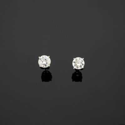 une paire de boucles d'oreilles en diamant