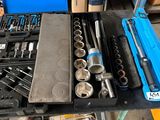 un établi avec de nombreux outils