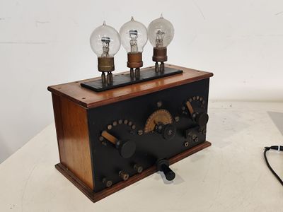 une boîte en bois surmontée de trois ampoules