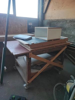 une photo d'un établi sur lequel se trouve un micro-ondes