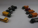de nombreuses petites voitures et camions alignés sur une table