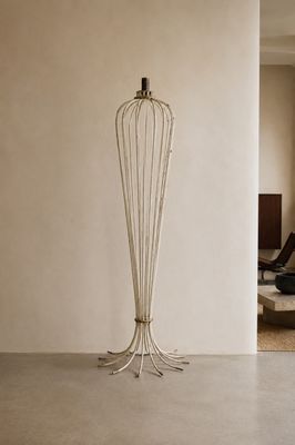 un lampadaire blanc au milieu du salon
