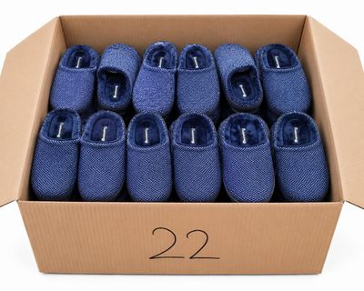 de nombreuses paires de chaussons bleus dans une boîte en carton