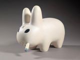 un petit lapin blanc avec une cigarette à la bouche