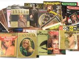 beaucoup de magazines posés sur la table