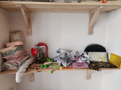 une étagère sur laquelle il y a beaucoup d'objets